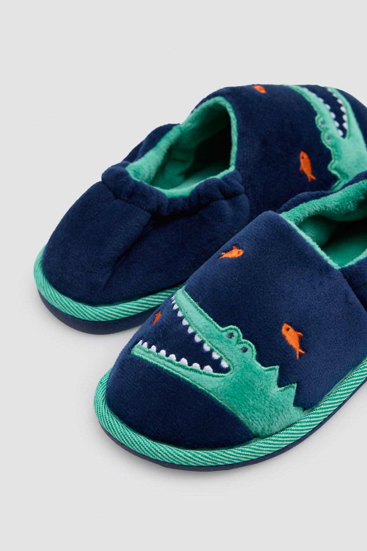 Chaussons fermés garçon motif crocodile