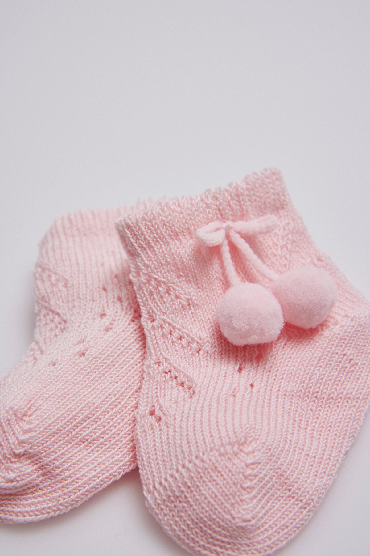 62688-1-calcetines-bebe-recien-nacido-perle-borlas-ysabel-mora-rosa