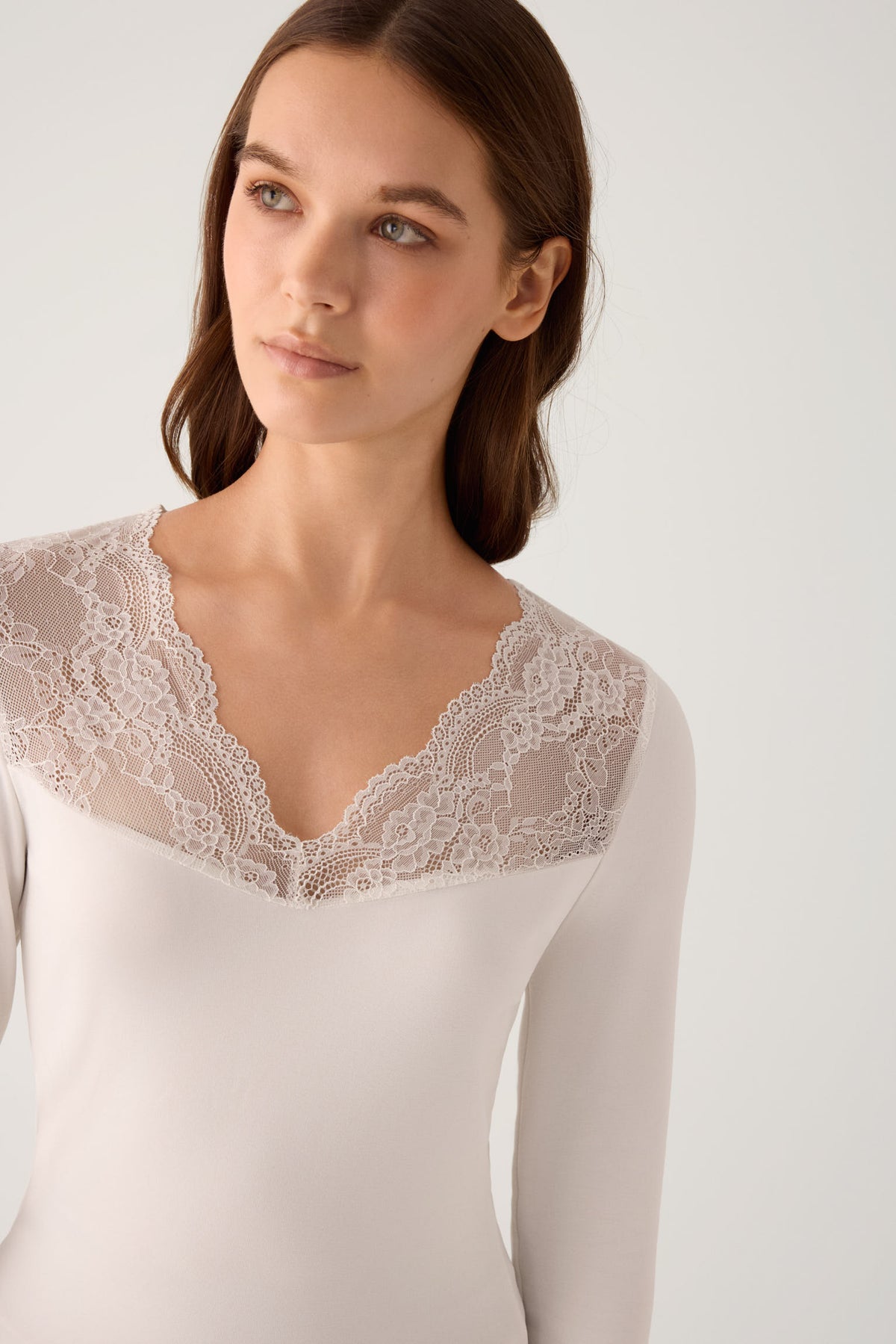 T-shirt thermique à manches longues et col en V pour femme, orné de dentelle ivoire