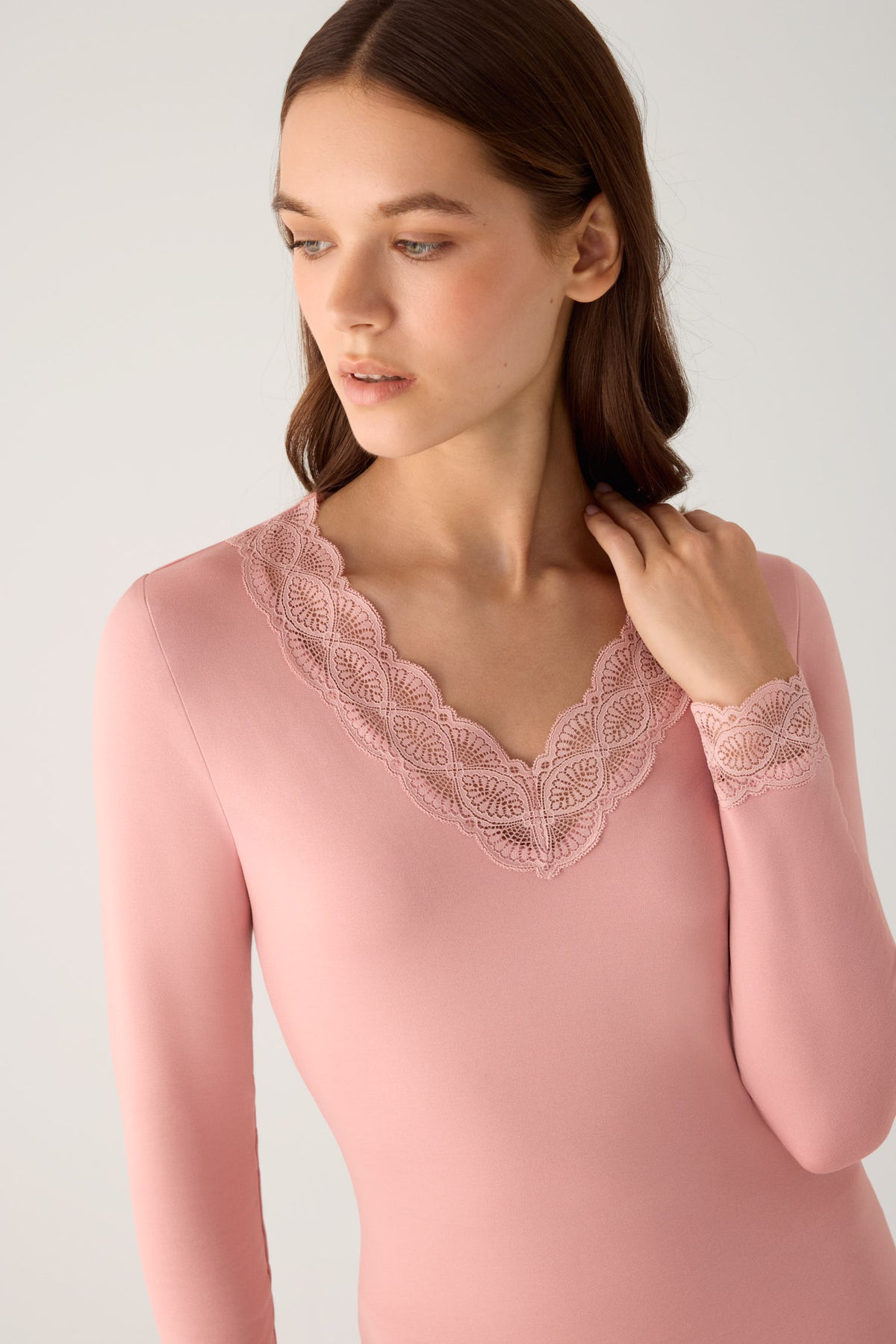 T-shirt à manches longues pour femme THERMAL, rose, orné de dentelle à l'encolure et aux poignets.