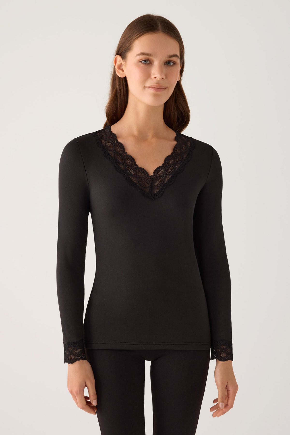 T-shirt à manches longues pour femme THERMAL, noir, avec encolure et poignets en dentelle.
