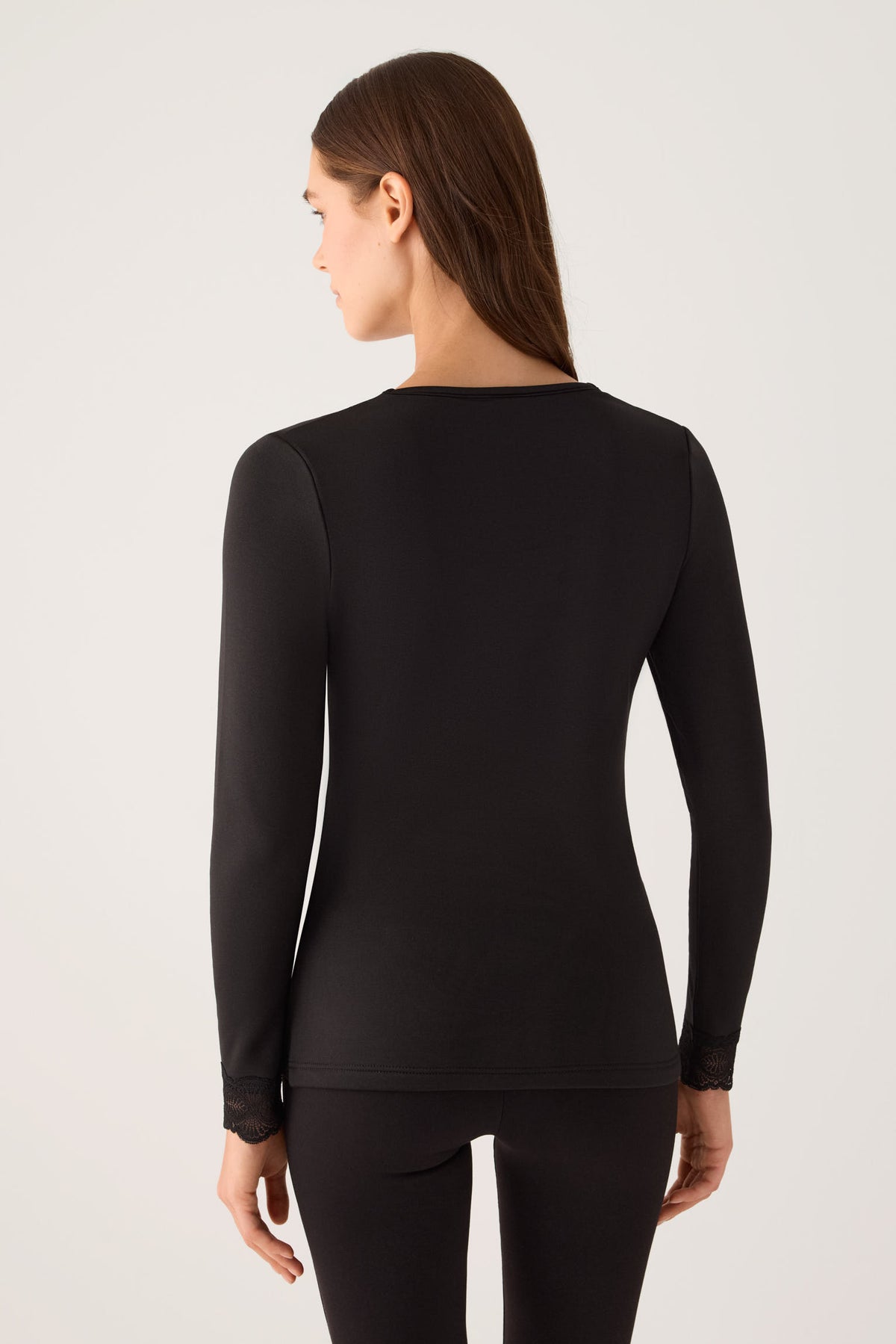 T-shirt à manches longues pour femme THERMAL, noir, avec encolure et poignets en dentelle.