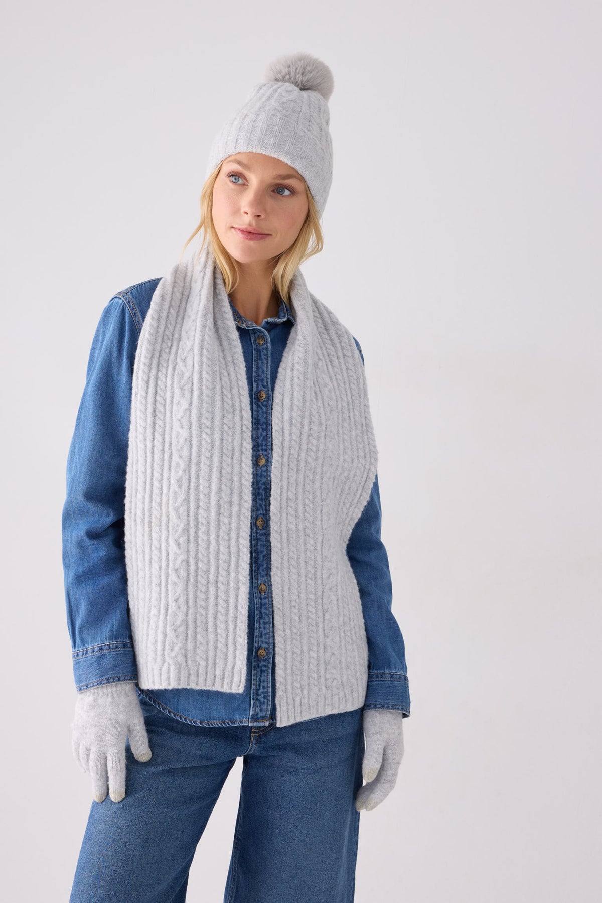Bonnet femme en maille gris à pompon avec doublure polaire