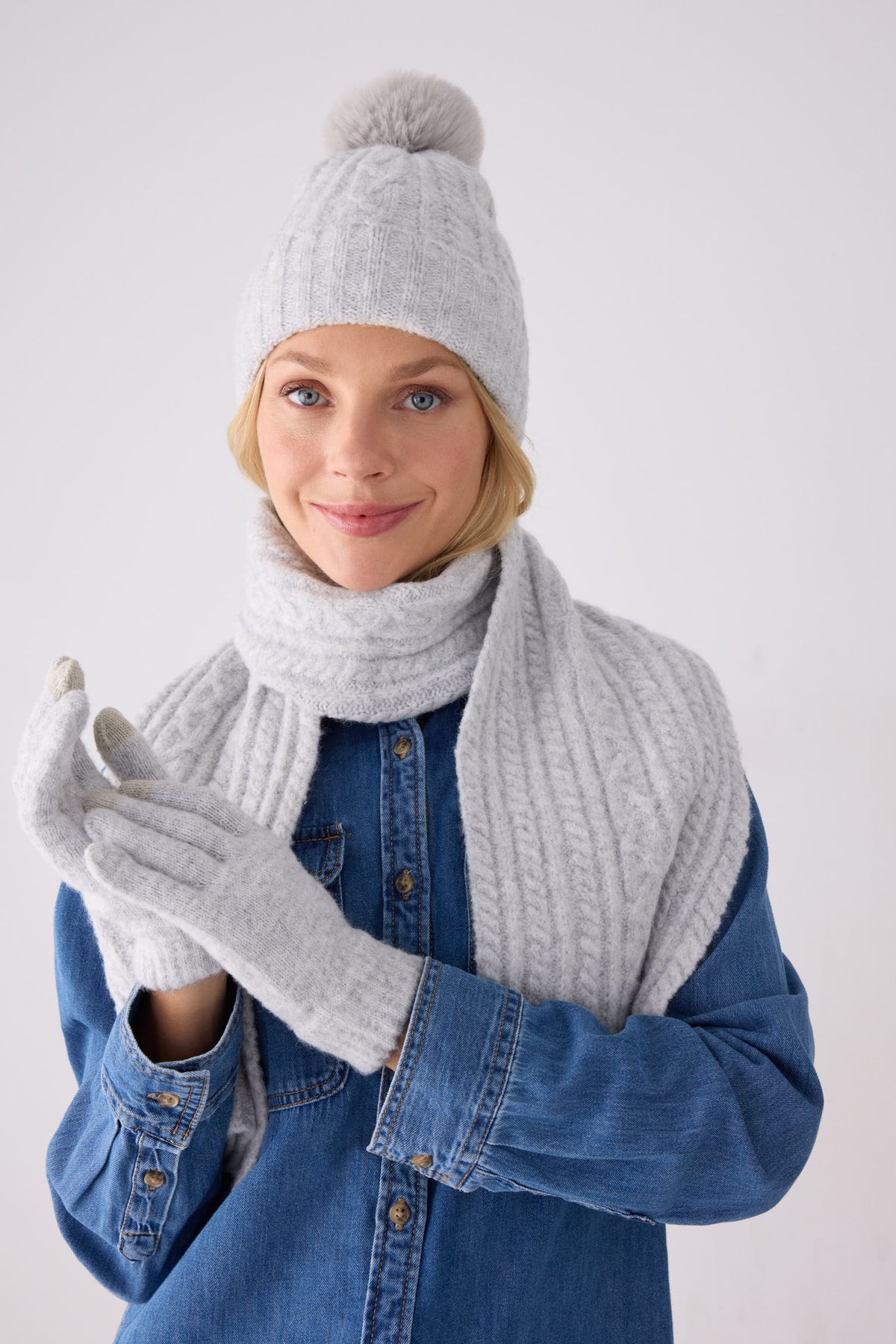 Bonnet femme en maille gris à pompon avec doublure polaire