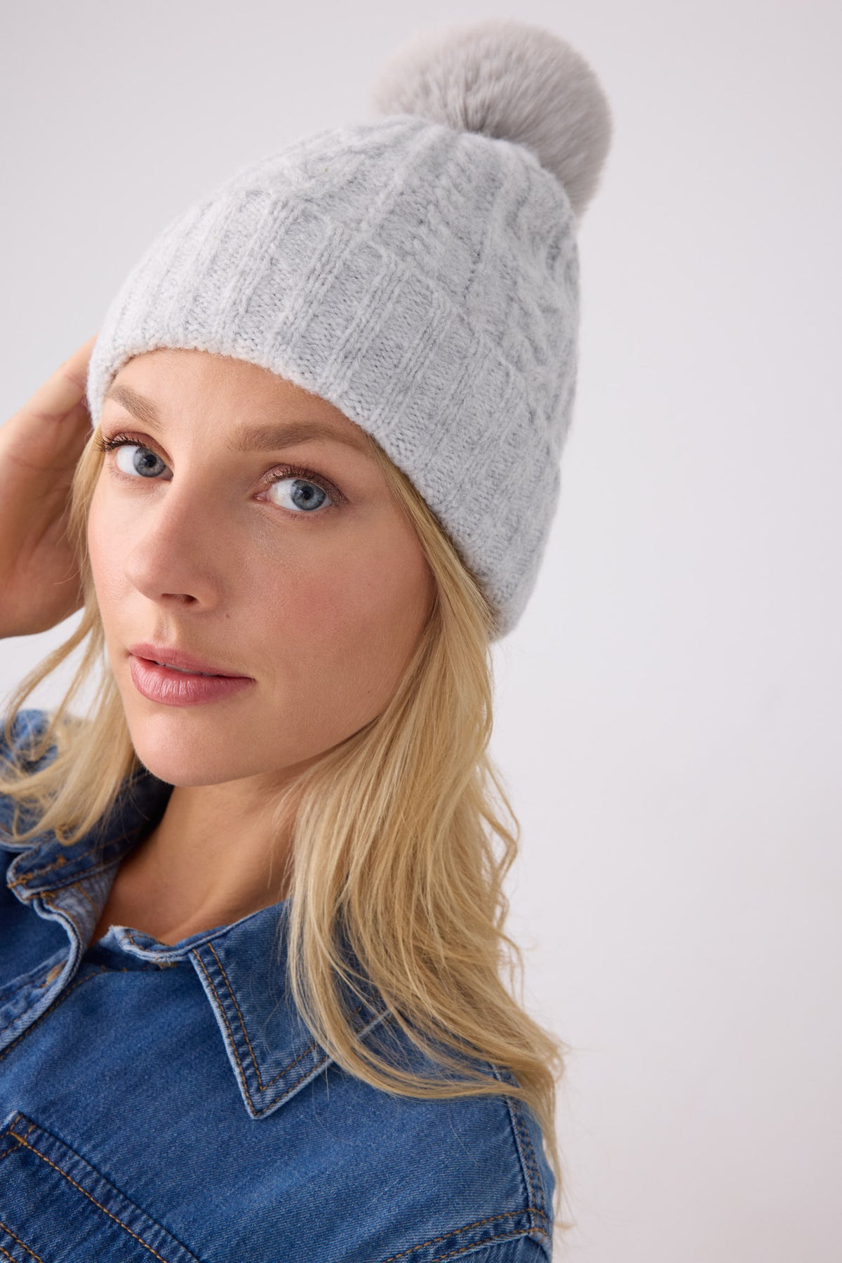 Bonnet femme en maille gris à pompon avec doublure polaire