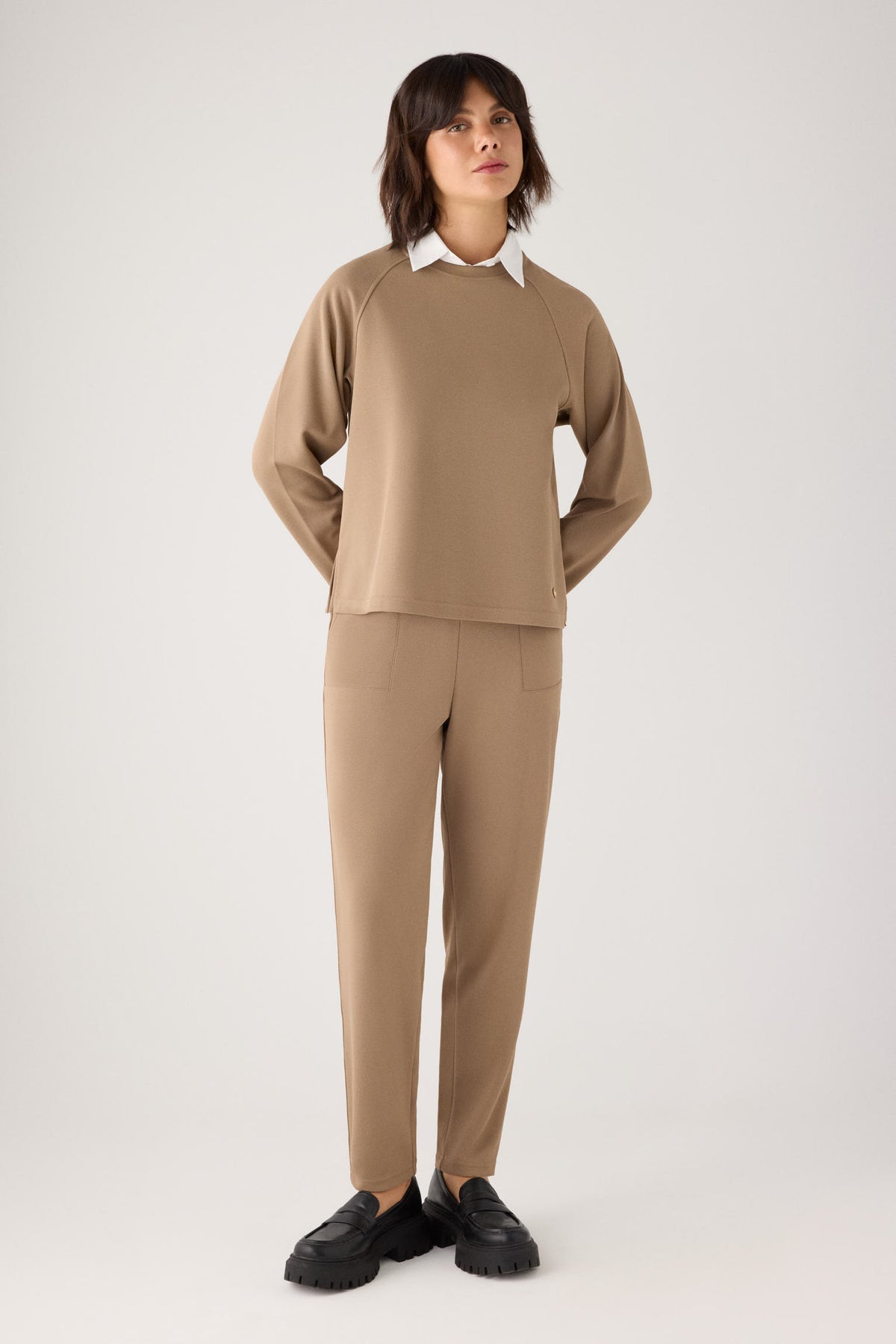 70752-khaki-medio-pantalones-comodos-slim-textura-pique-tiro-alto-camel