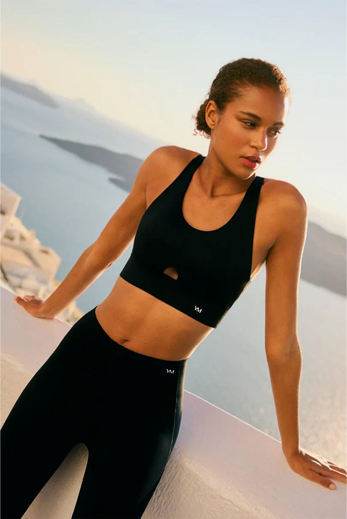 Sujetador deportivo compressive detalle abertura sujeción media negro - Ysabel Mora