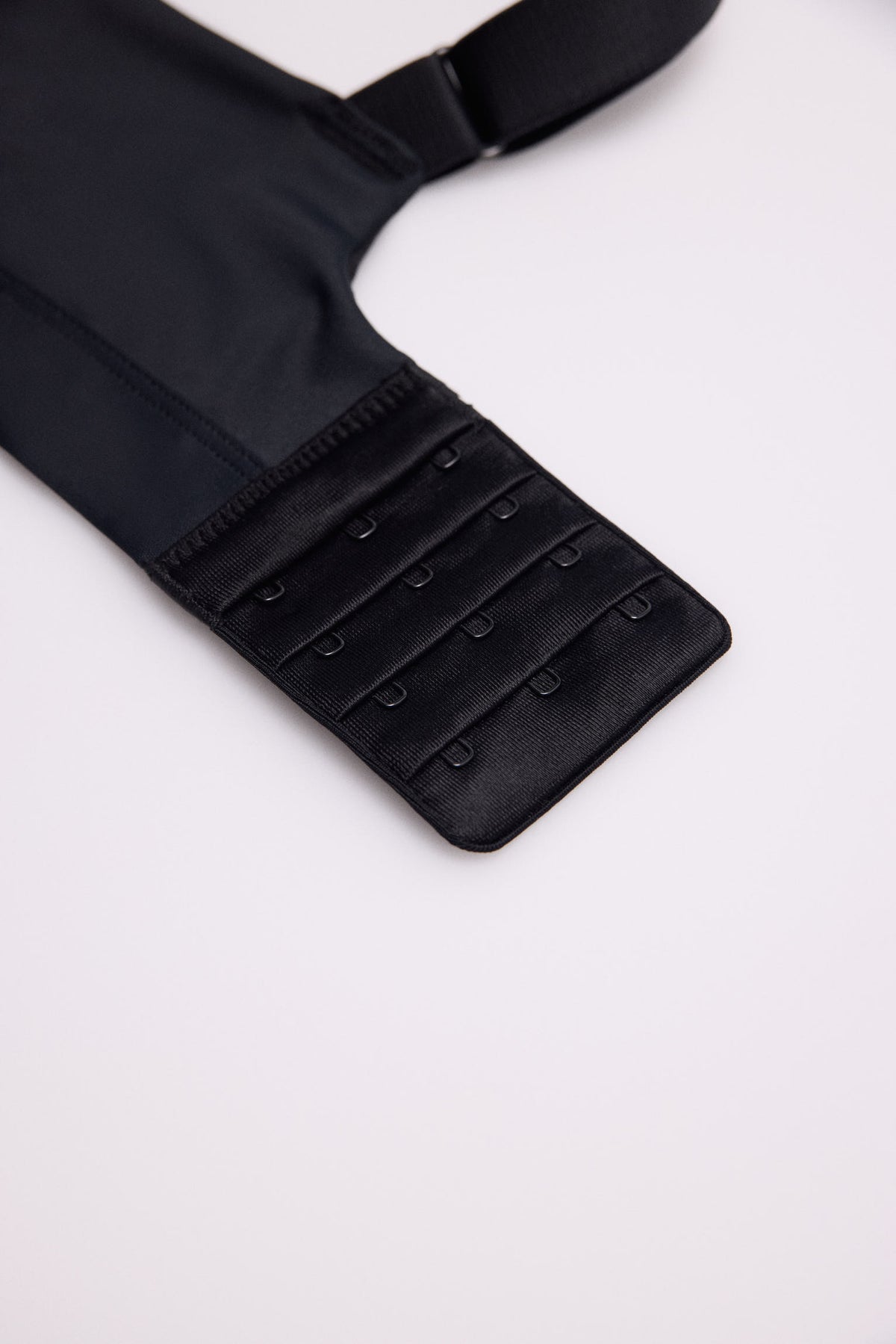 70923-6-sujetador-deportivo-sujecion-alta-tirantes-regulables-negro