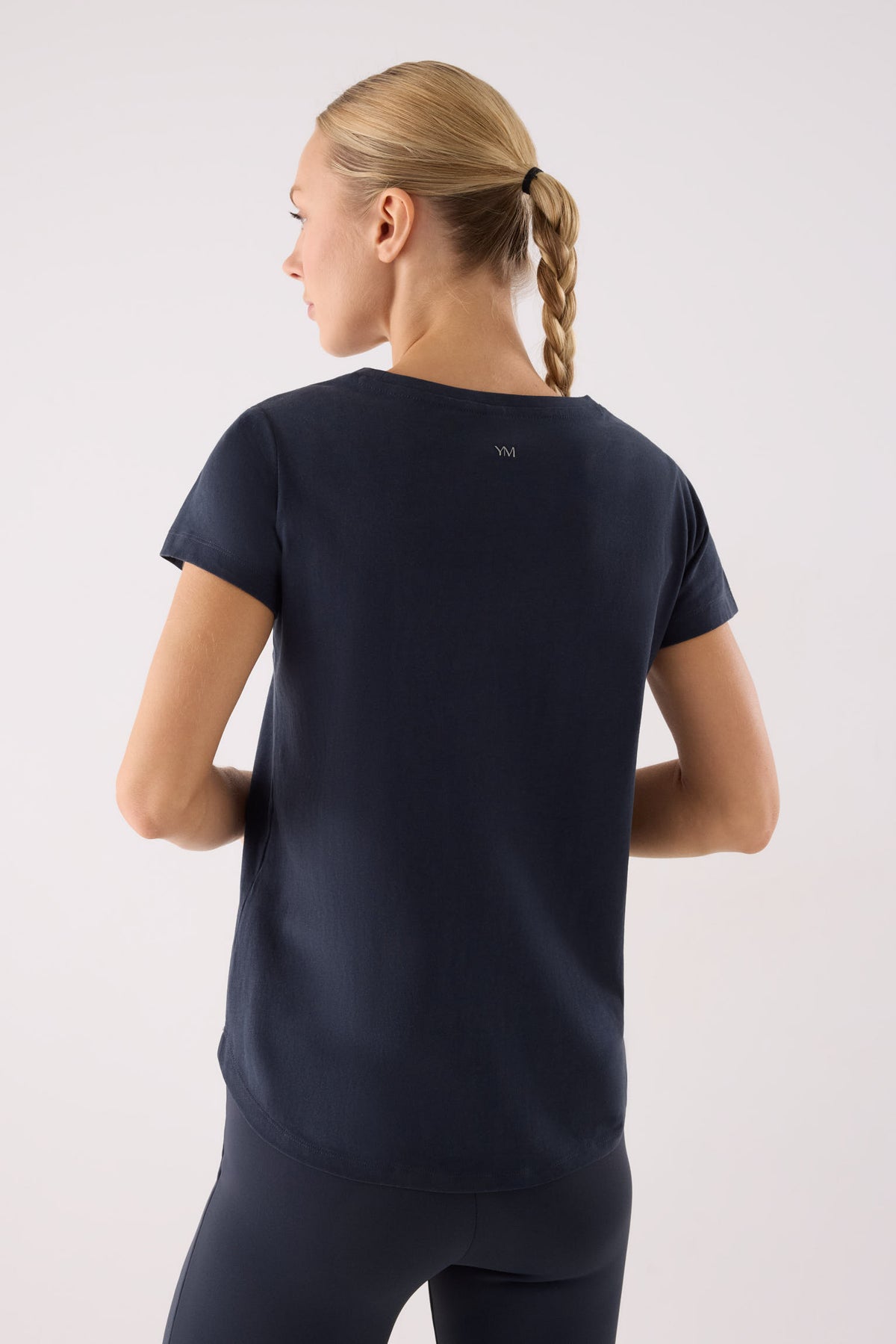 camiseta deportiva algodón gimnasio en azul noche vista en movimiento para entrenamientos corte cómodo para entrenar o vestir en clave fitness