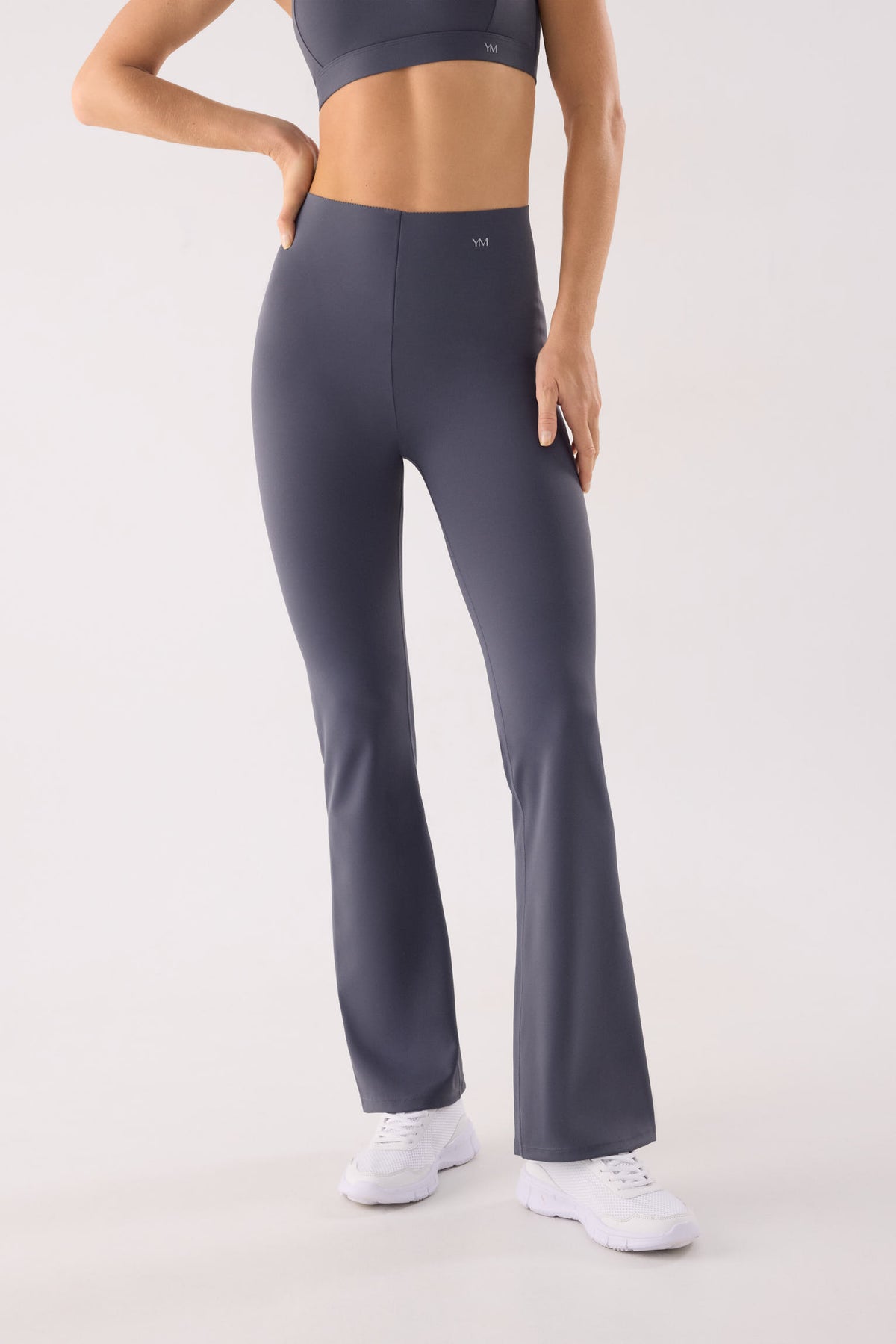 leggings deportivos compressive acampanados tiro alto compressive vista principal en look deportivo tejido moldeador con control abdominal corte láser