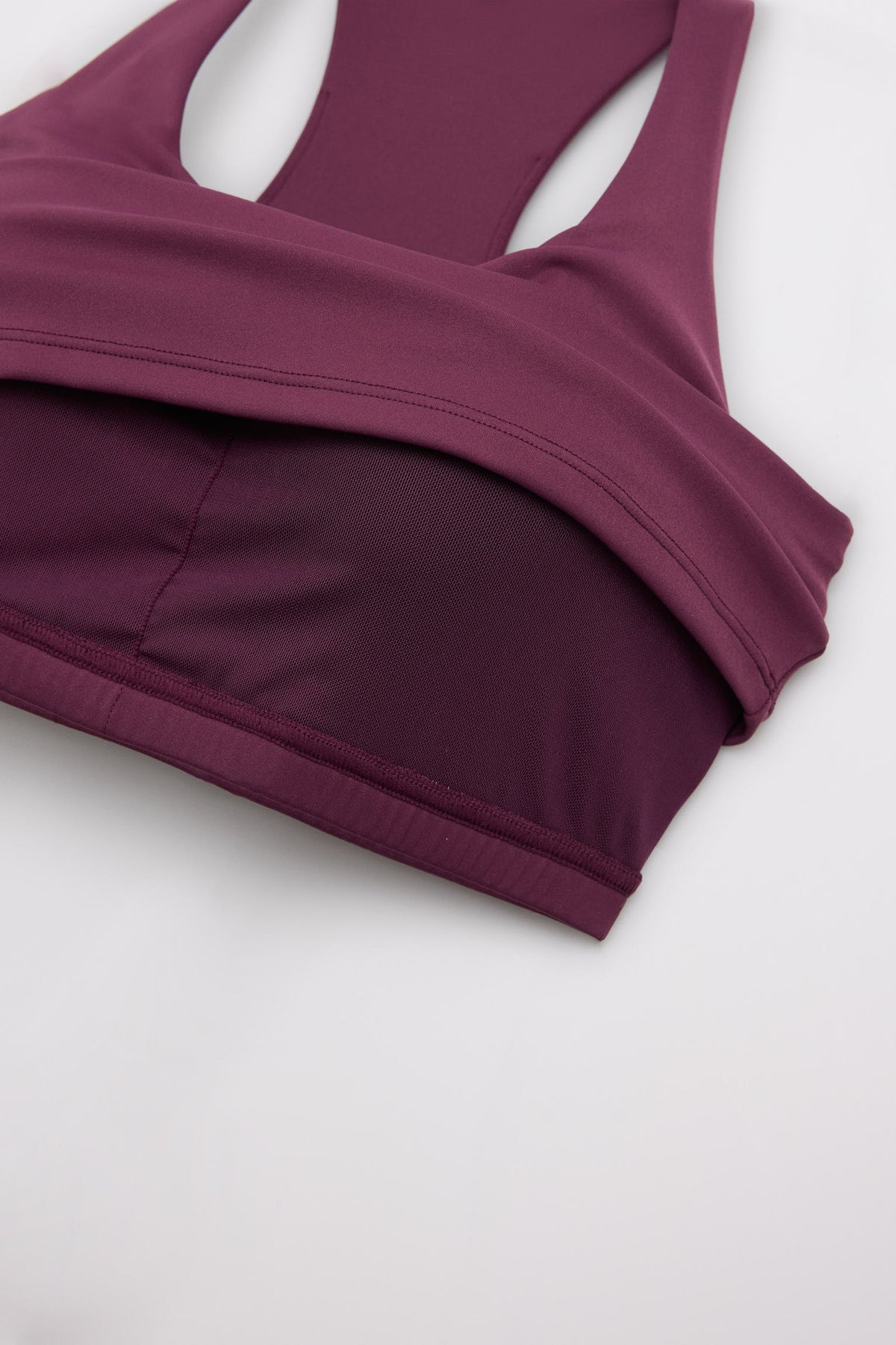 camiseta deportiva con top interior gimnasio en granate cherry lacquer detalle tejido acabado relleno extraíble ajuste tipo segunda piel