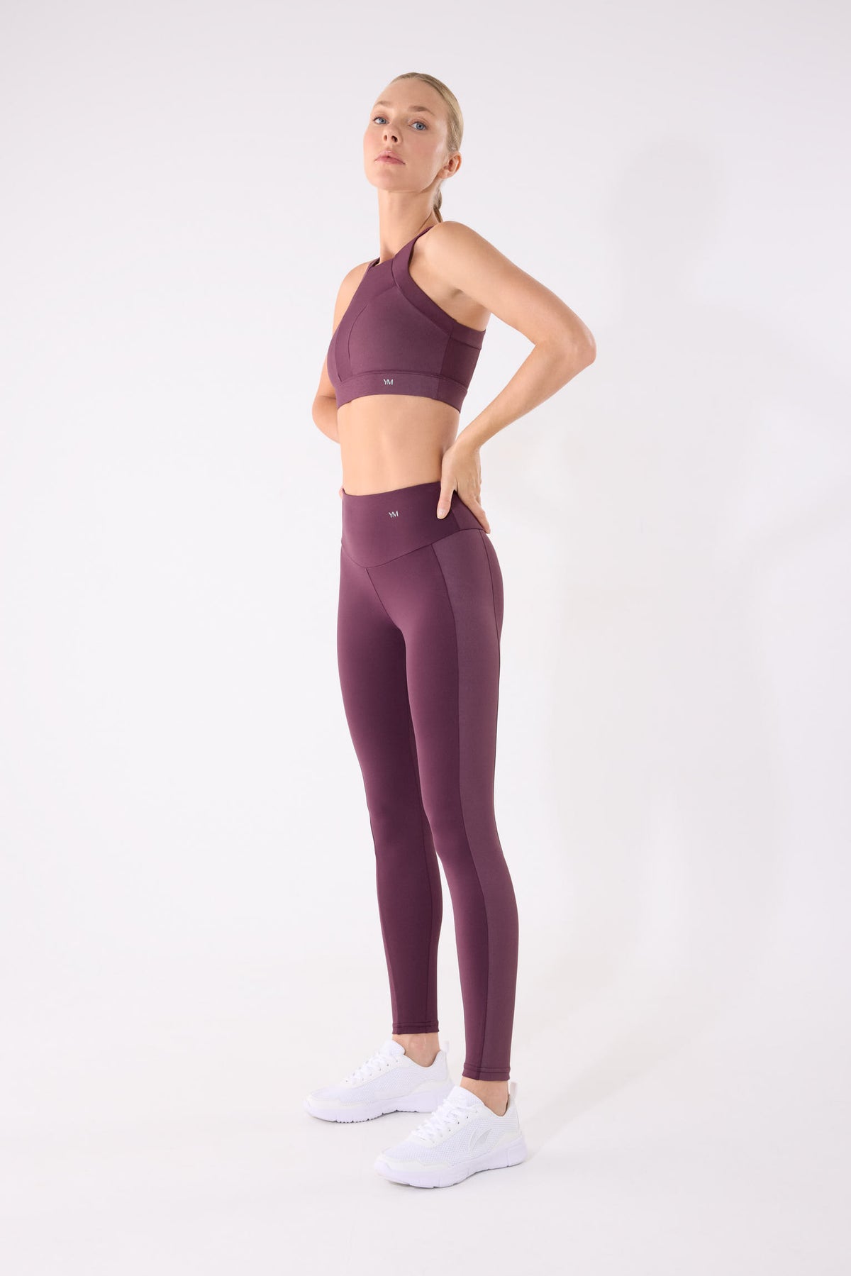 leggings deportivos pitillo con efecto metalizado gimnasio en granate cherry lacquer detalle ajuste silueta tiro alto bolsillo interior