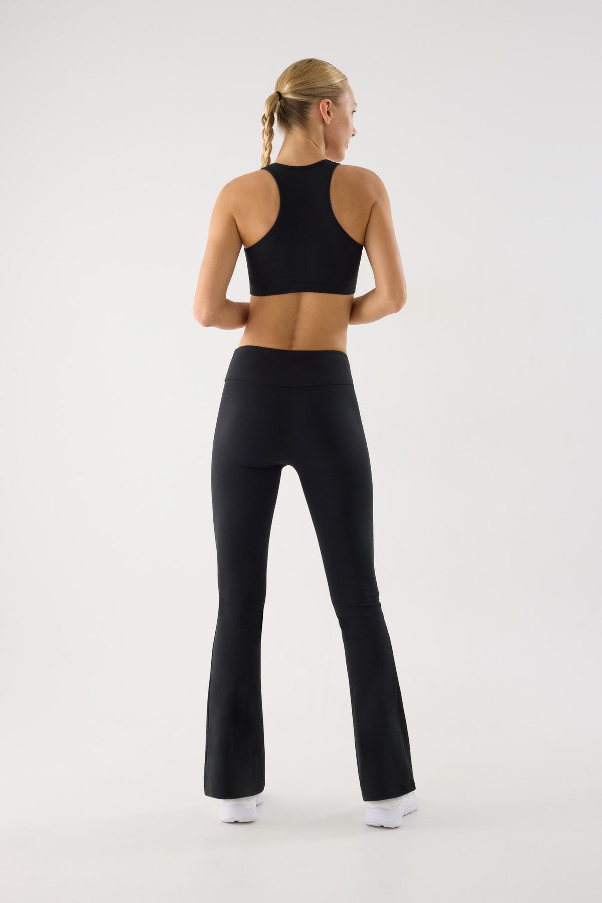 leggings deportivos acampanados tiro alto gimnasio en negro vista en movimiento para entrenamientos bolsillo interior silueta flare