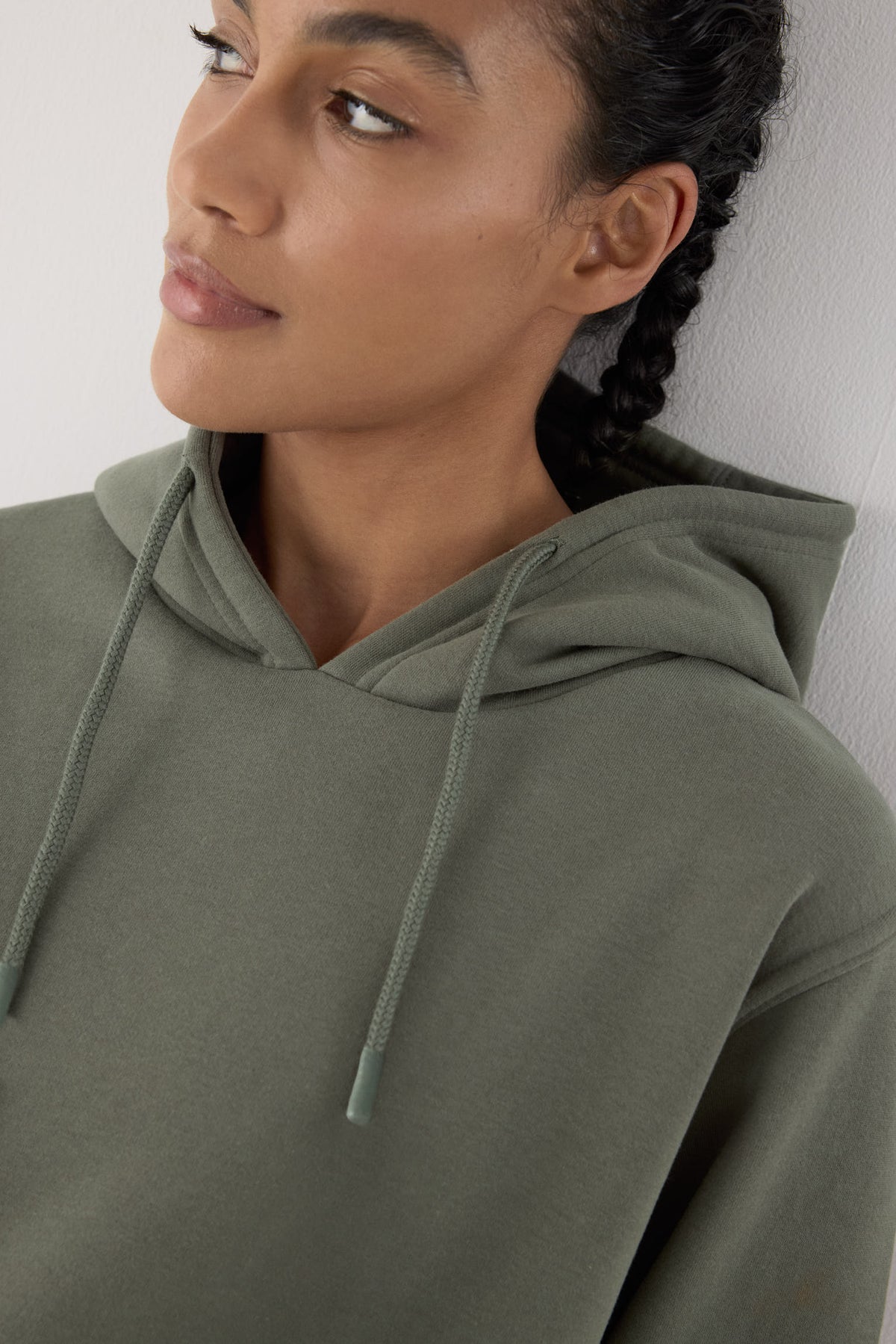 sudadera deportiva con capucha Slowloom detalle ajuste silueta estilo relajado para looks comfy