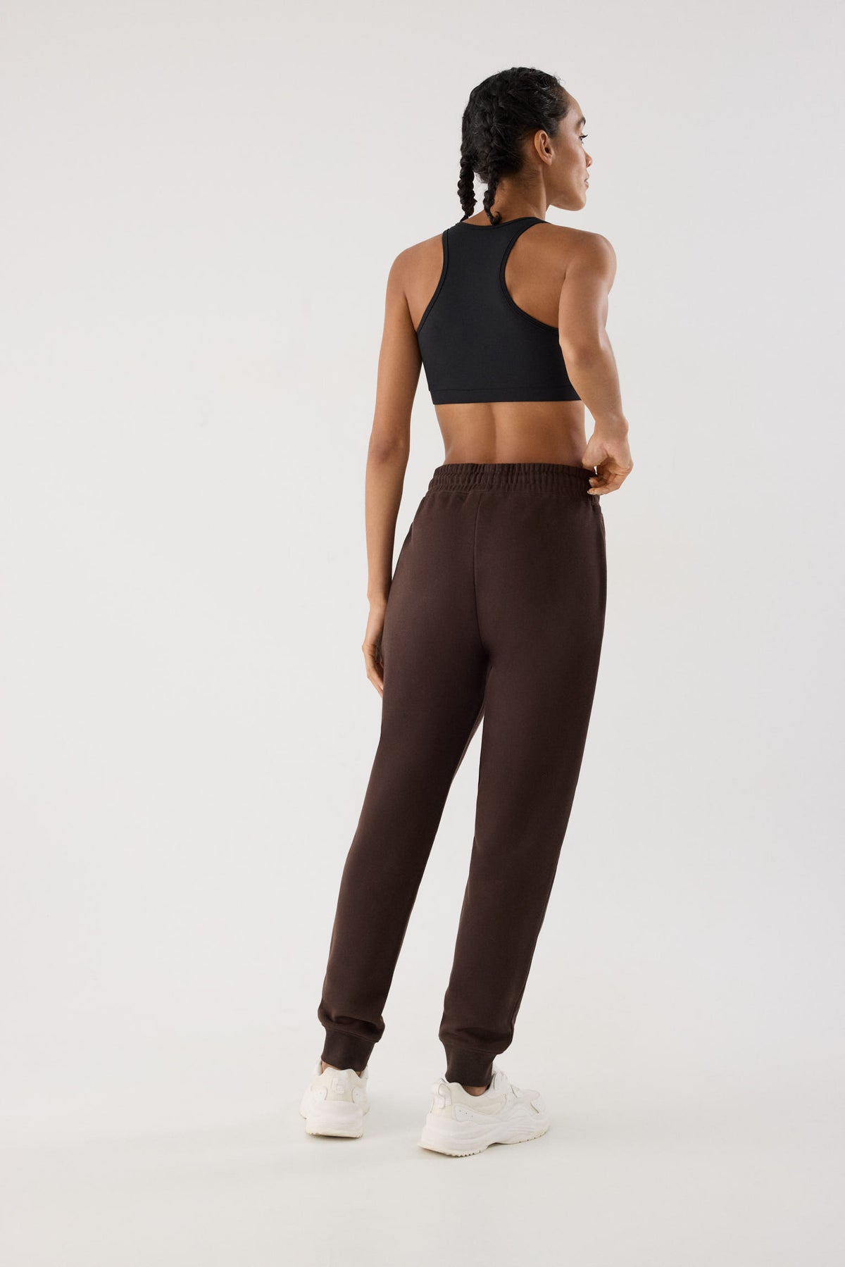 jogger deportivo mujer Slowloom en marrón dark chocolate vista en movimiento para entrenamientos patrón relajado para el día a día