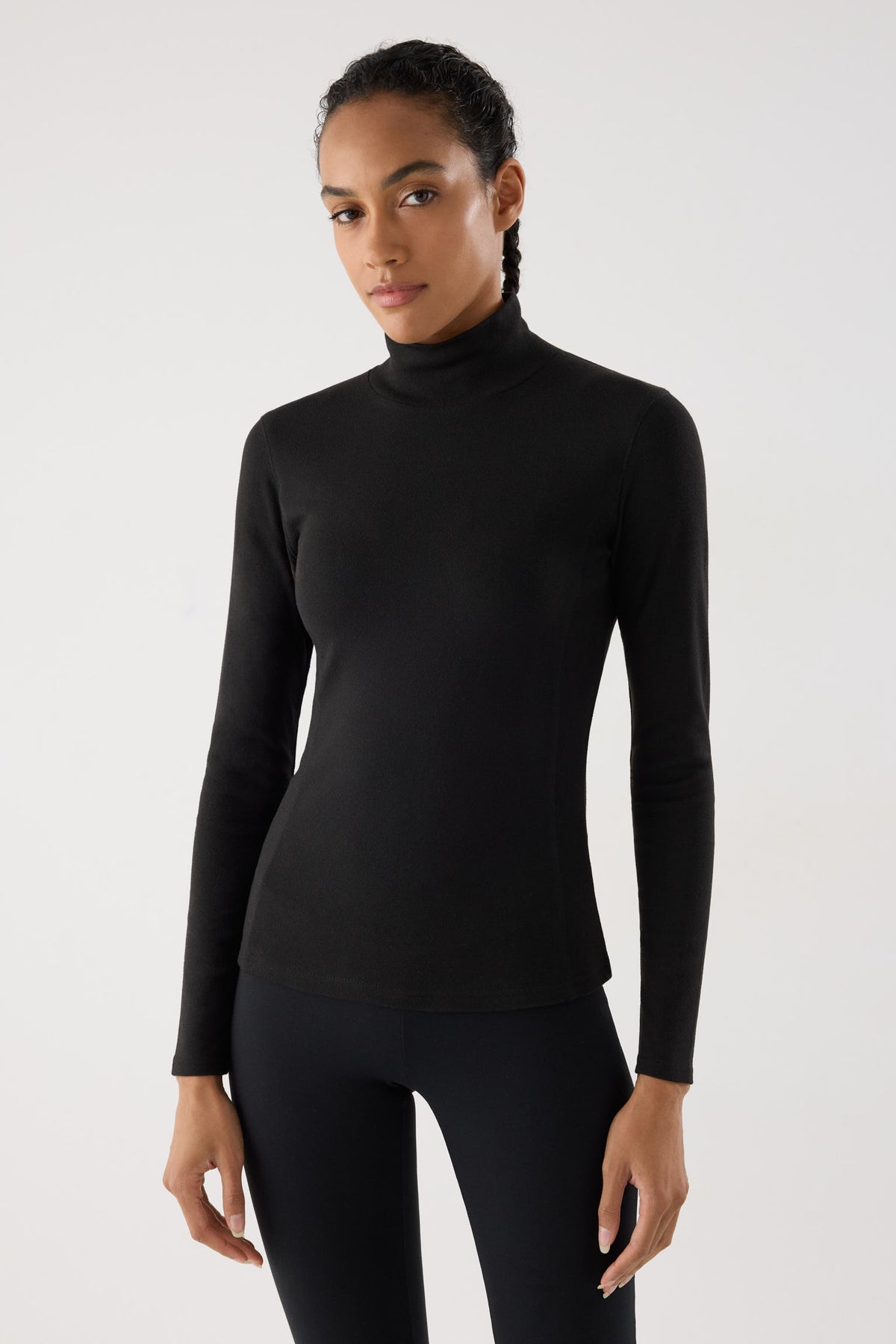 camiseta deportiva térmica termicos en negro vista principal en look deportivo tejido térmico para mantener el confort