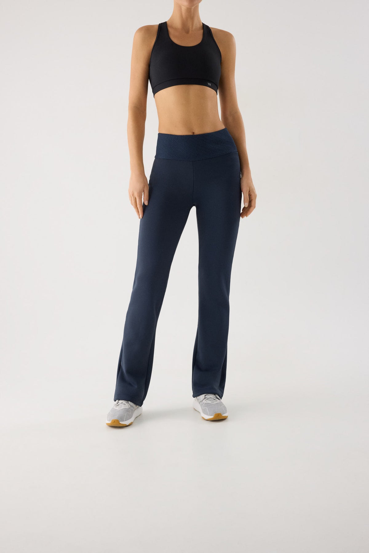 leggings deportivos térmicos acampanados termicos en azul noche vista principal en look deportivo tiro alto calidad ultra termicos