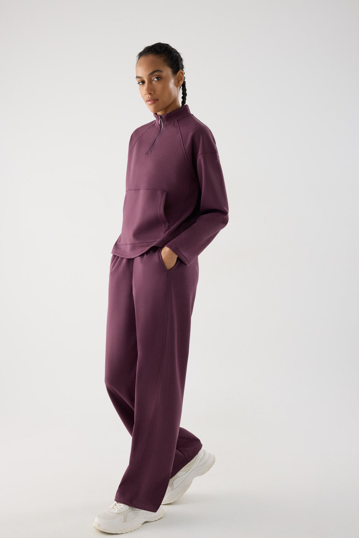 sudadera deportiva mujer Slowloom en granate cherry lacquer detalle ajuste silueta tejido suave con estilo relajado