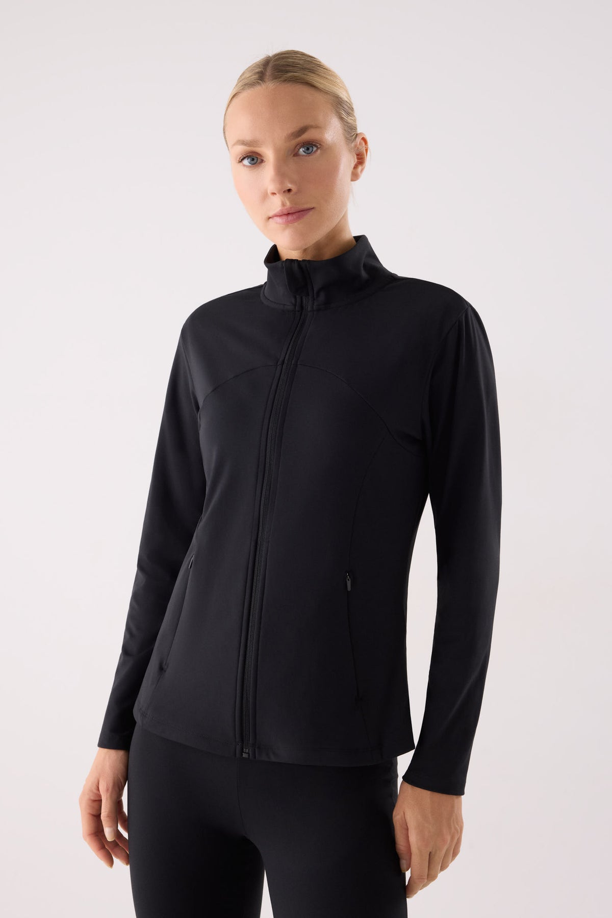 chaqueta deportiva elástica gimnasio en negro vista principal en look deportivo diseño fitness en color negro