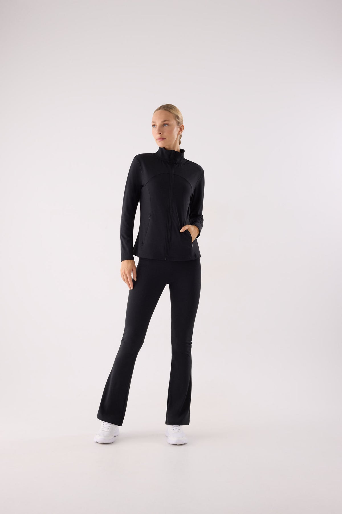 chaqueta deportiva elástica gimnasio en negro detalle tejido acabado diseño fitness en color negro