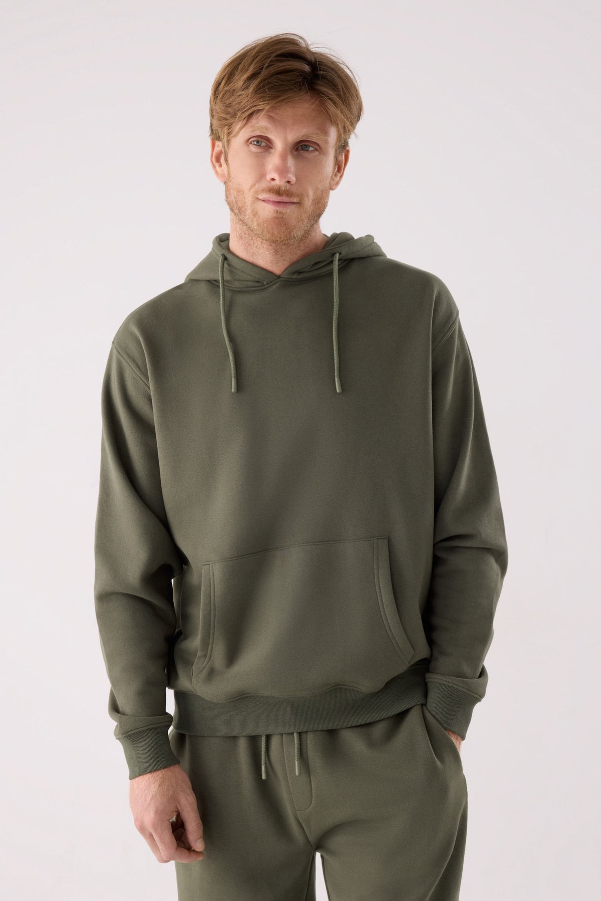 sudadera deportiva con capucha para hombre Slowloom en ver beetle vista principal en look deportivo silueta cómoda estilo casual