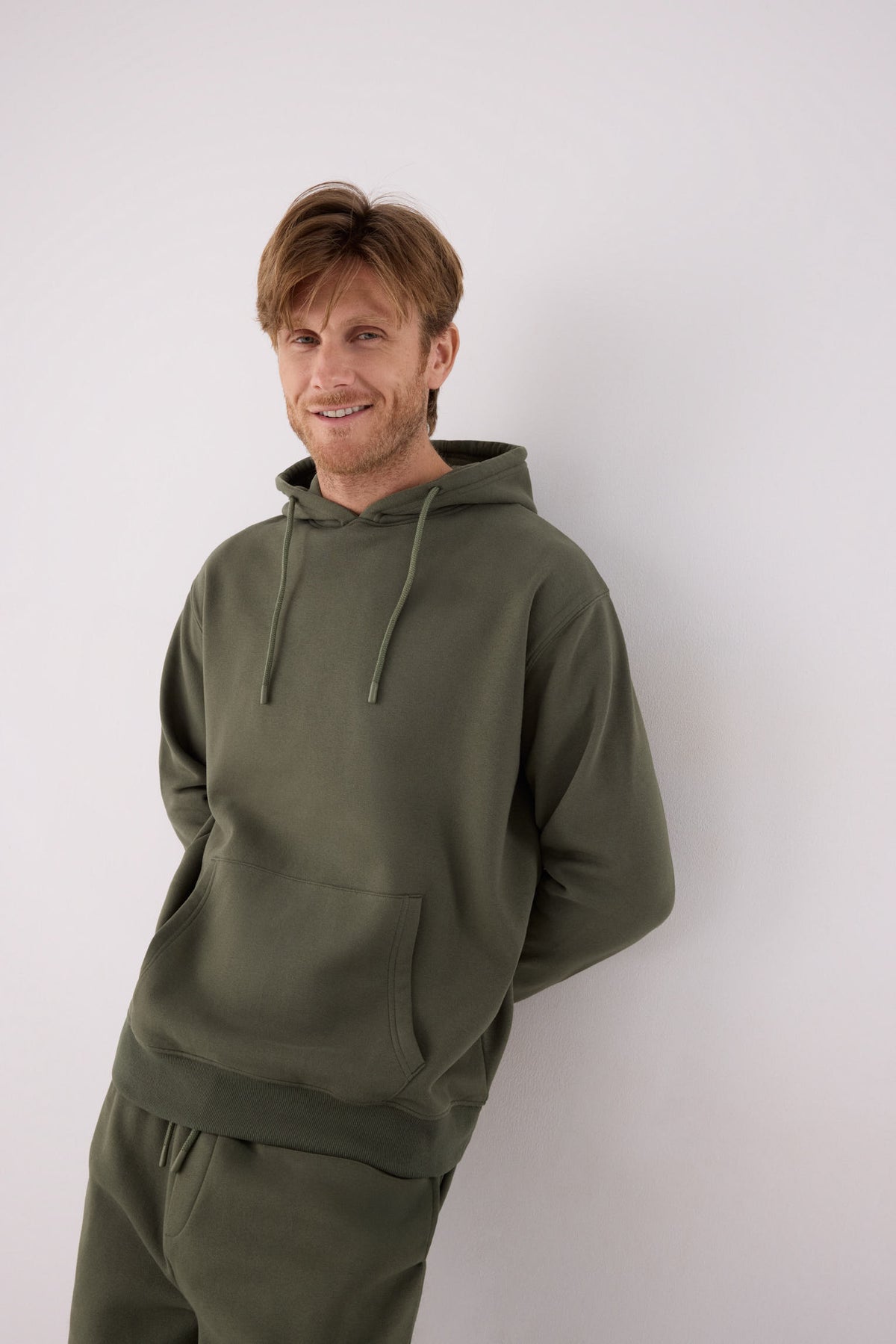 sudadera deportiva con capucha para hombre Slowloom en ver beetle detalle tejido acabado silueta cómoda estilo casual