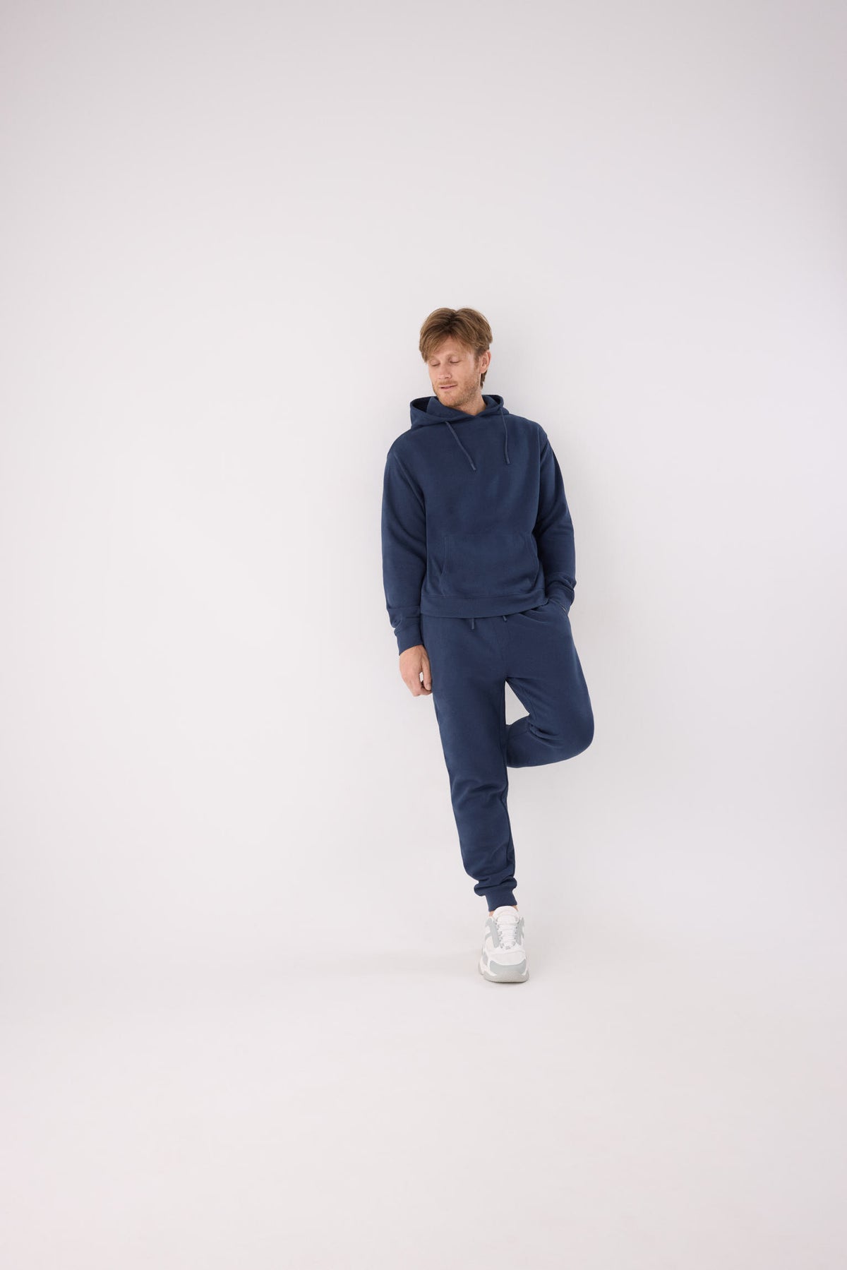 sudadera deportiva con capucha para hombre Slowloom en deep navy look completo para deporte comodidad silueta cómoda estilo casual