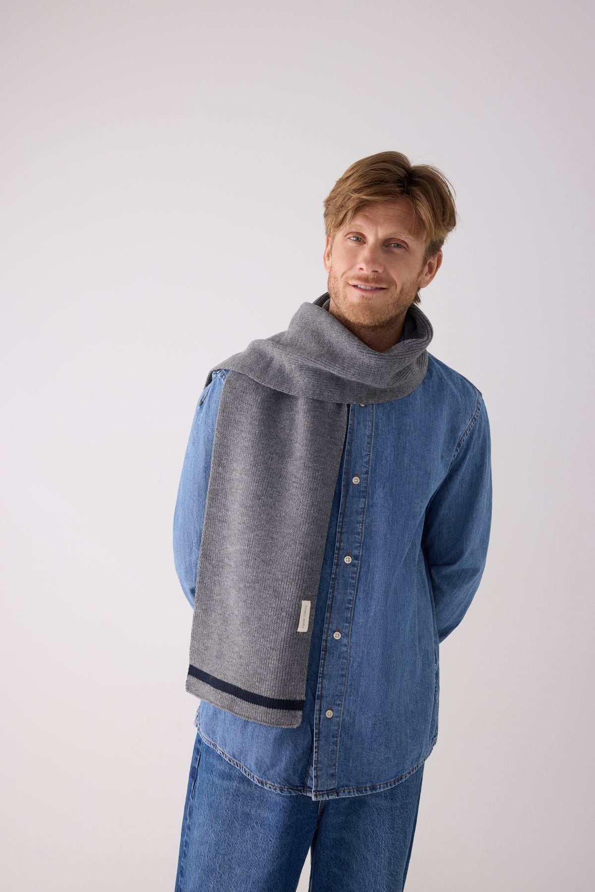 Écharpe homme en maille rayée grise