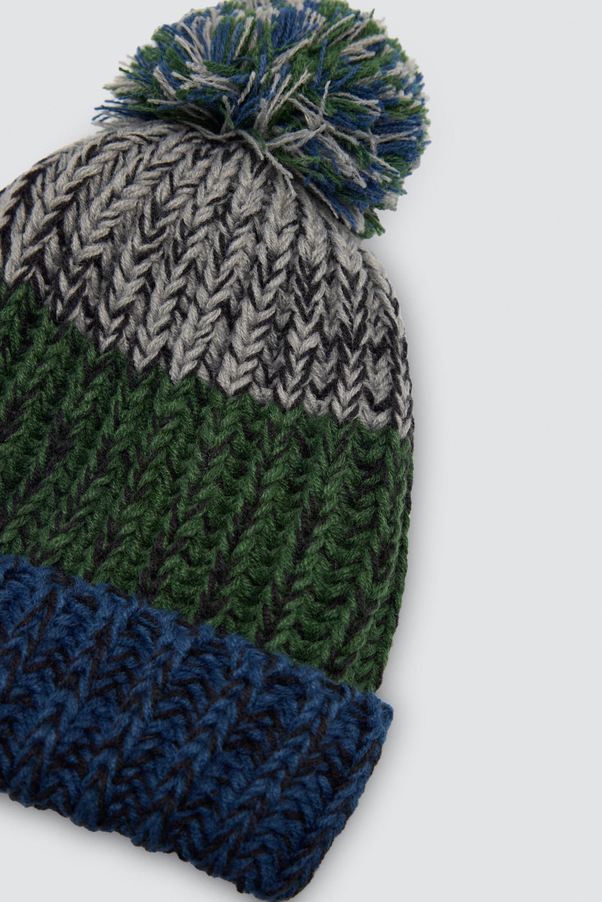 Bonnet garçon en maille multicolore à pompon avec doublure polaire