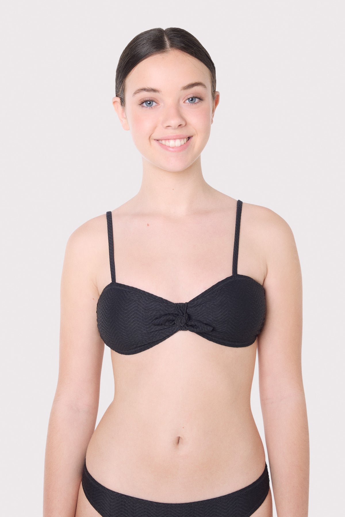 Top bikini juvenil texturizado con lazo y relleno extraíble - Ysabel Mora