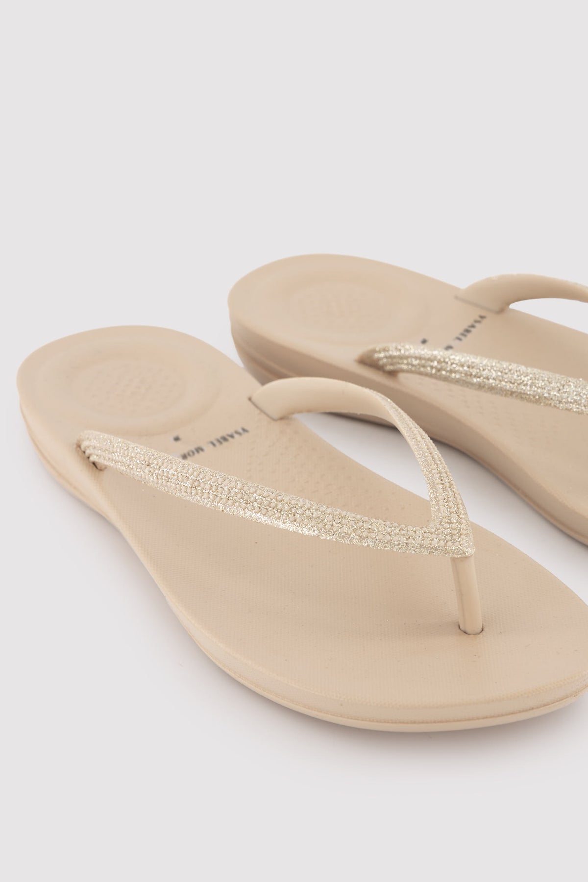 86290-sand-brown-chanclas-tira-brillante-beige-ysabel-mora