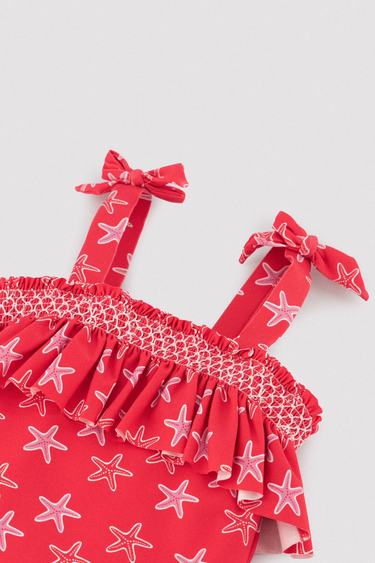 Bañador niña detalle volante estampado estrellas marinas - Ysabel Mora