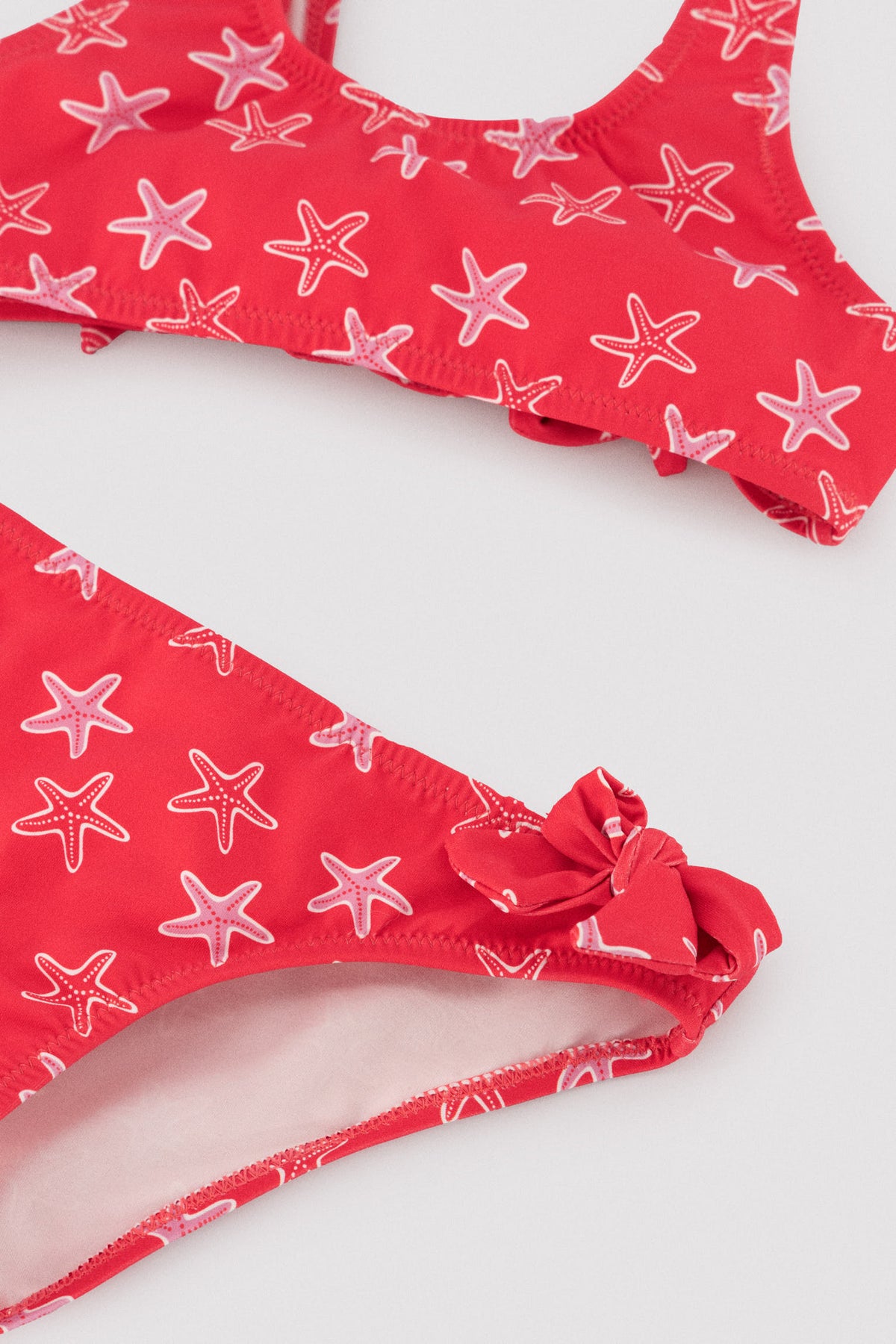 Bikini niña detalles volantes y lazos estampado estrellas marinas - Ysabel Mora