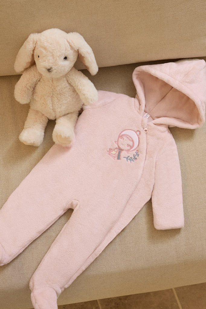 Combinaison bébé à capuche en fourrure douce avec détail brodé